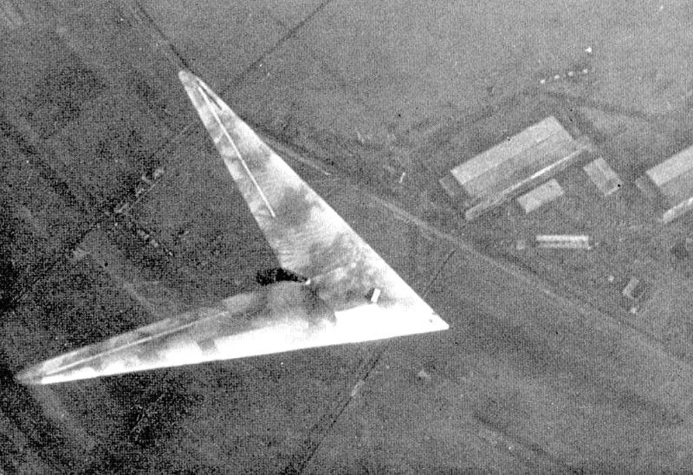 Horten_ho_xiii_a_in_flight