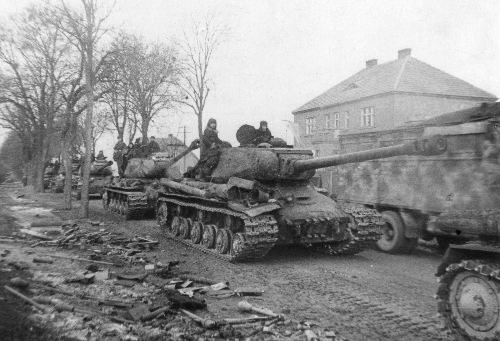 IS-2 heavy tanks , 1945
