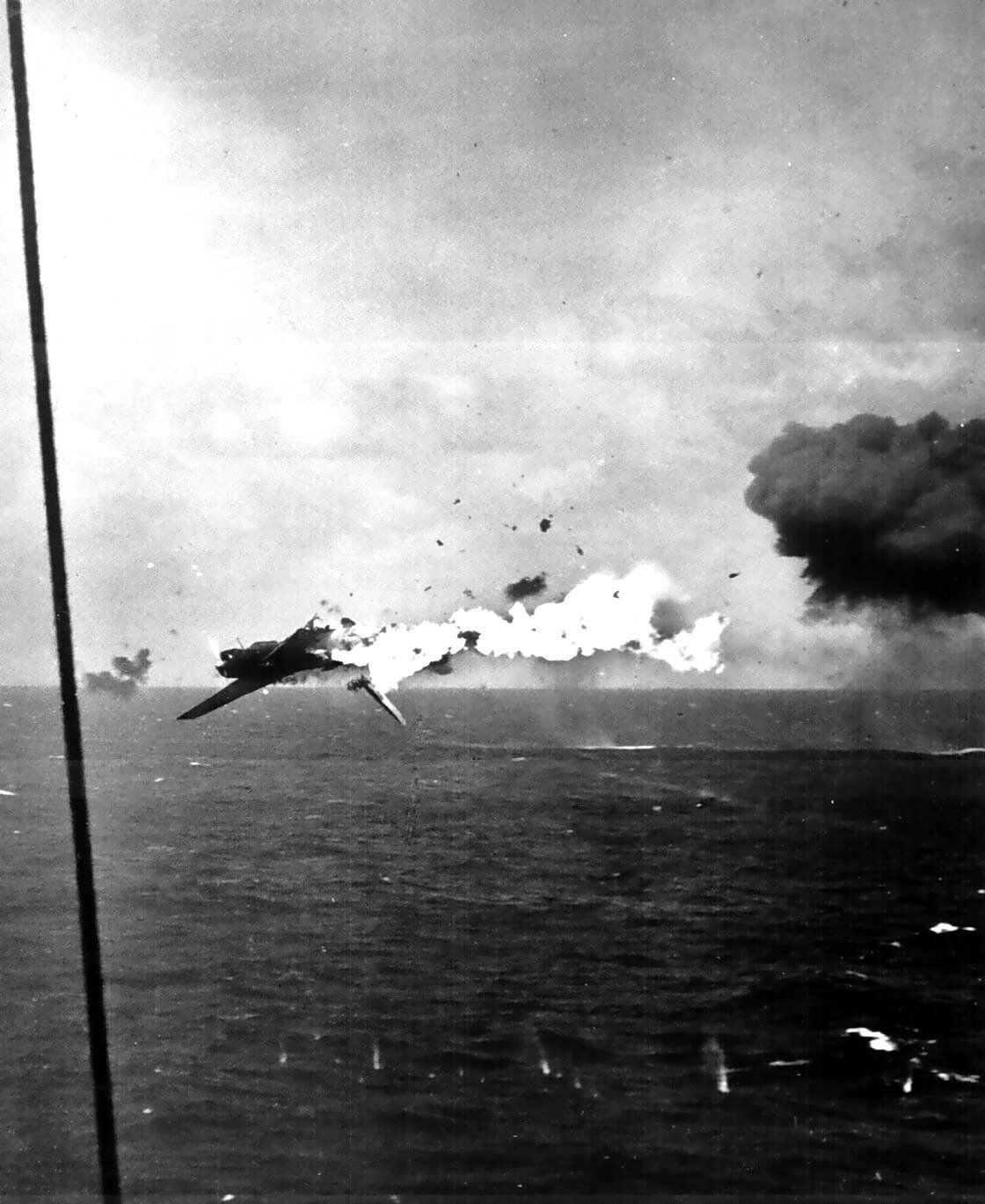 Japanese_torpedo_bomber_explodes