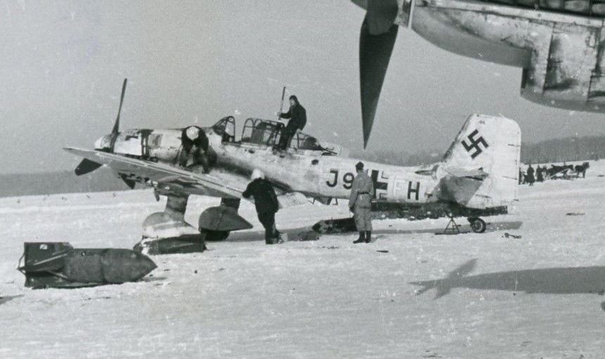 Ju-87D of the StG5 (J9+FH) in the winter camouflage