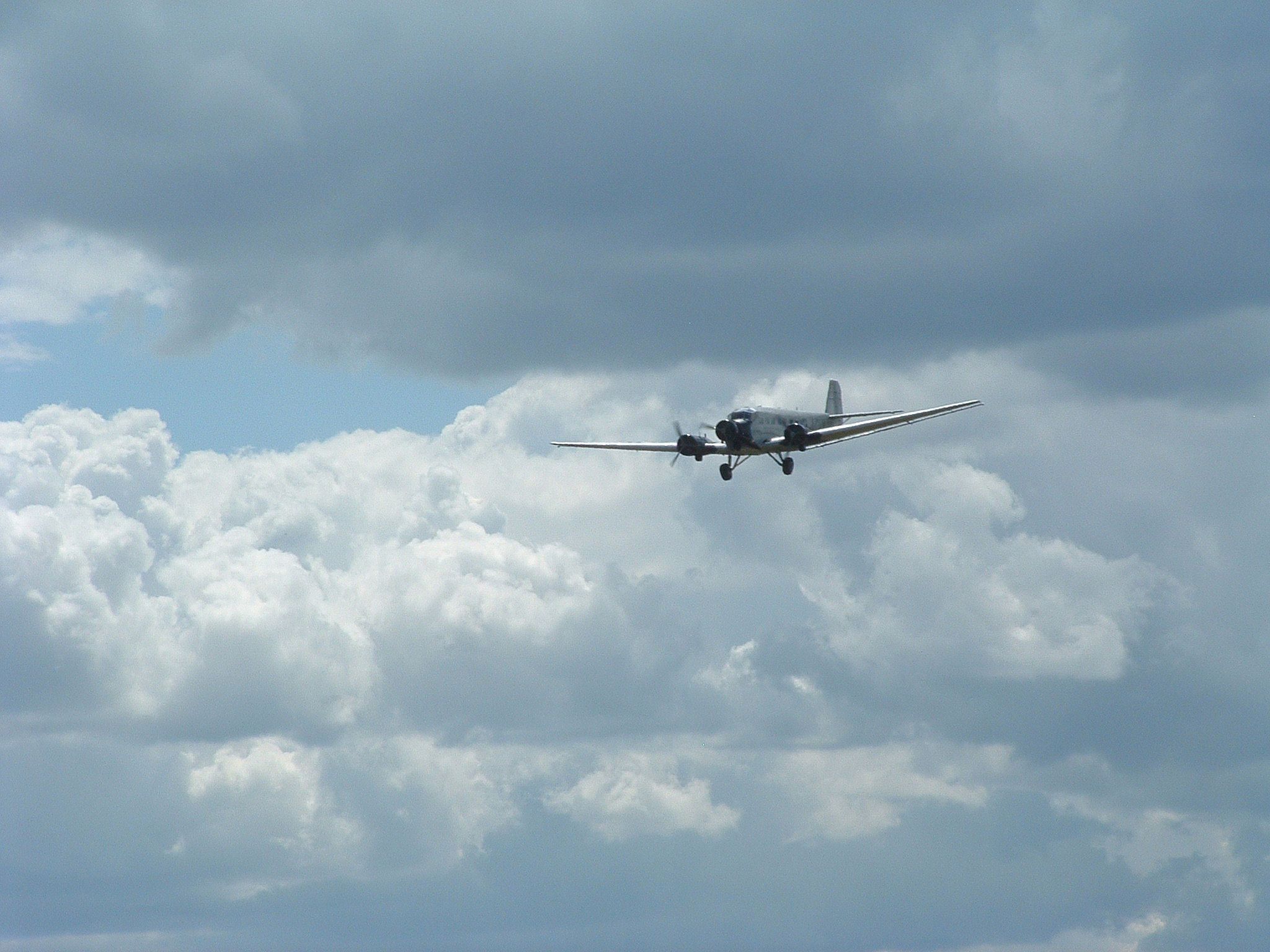 JU52_in_flight-1_col_