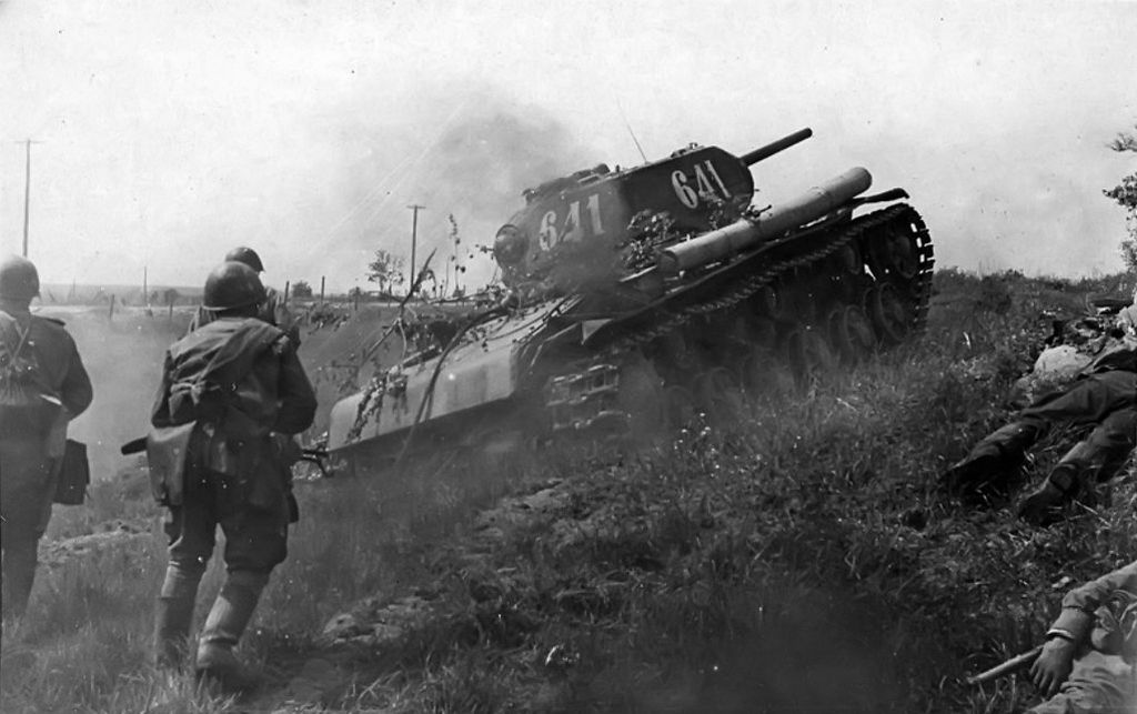 KV-1 heavy tank no.641 of the 260th Guards Heavy Tank Regiment, July 1944 (1)