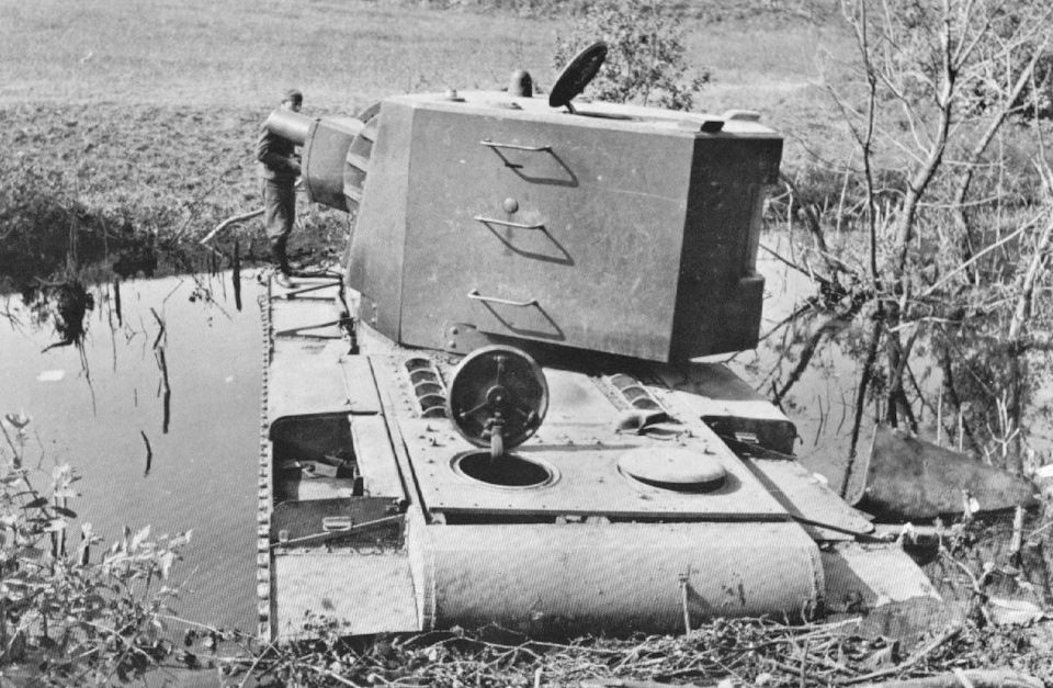 KV-2, an early production tank,  1941 (4)