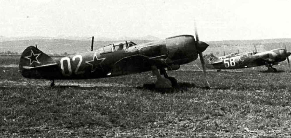 Lavochkin La-5FN "White 02" and "White 58" "Tri Duby" airfield, 1944