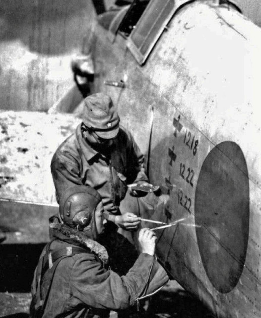 Lt. Takeo Adachi, 55th Sentai, applying the fourth victory marking over a B-29 on his Ki-61-Id „Hien”, the Komaki Airfield, 1945