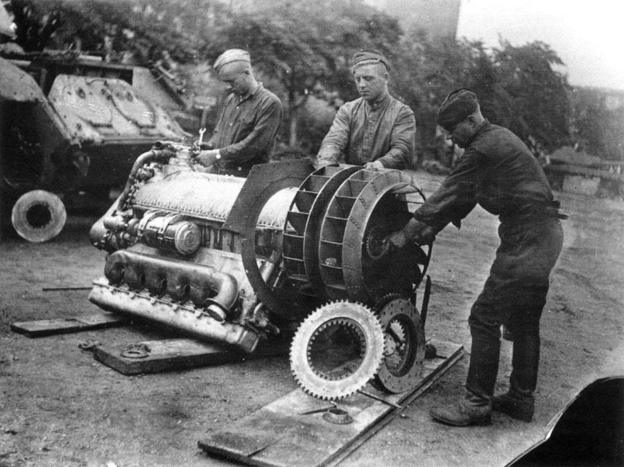 maintenance of the IS-2 tank engine, 1945