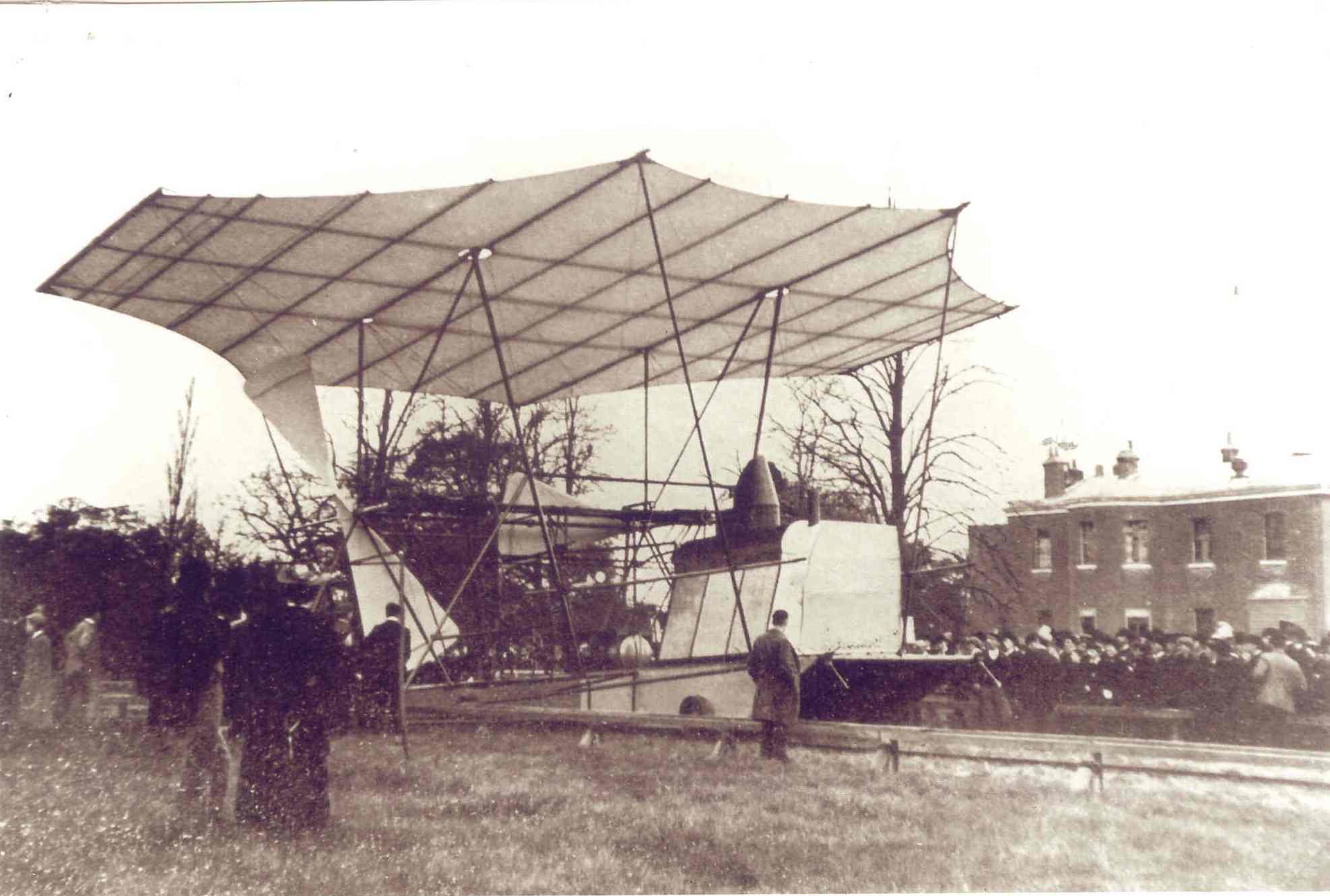 Maxim_flying_machines_at_Baldwin_Park_c1894