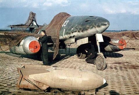 Me-262 being bombed up