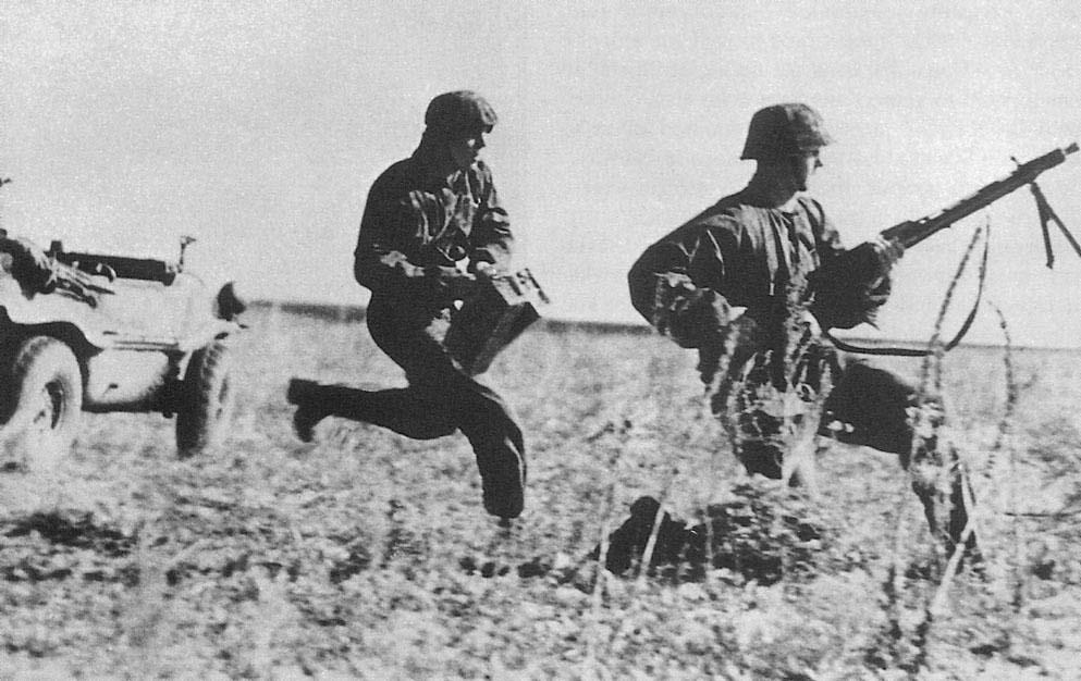 MG42 machine gun team