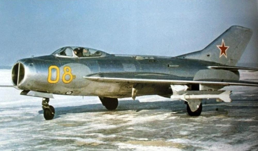 MiG-19 "Yellow 08" VVS USSR (2)