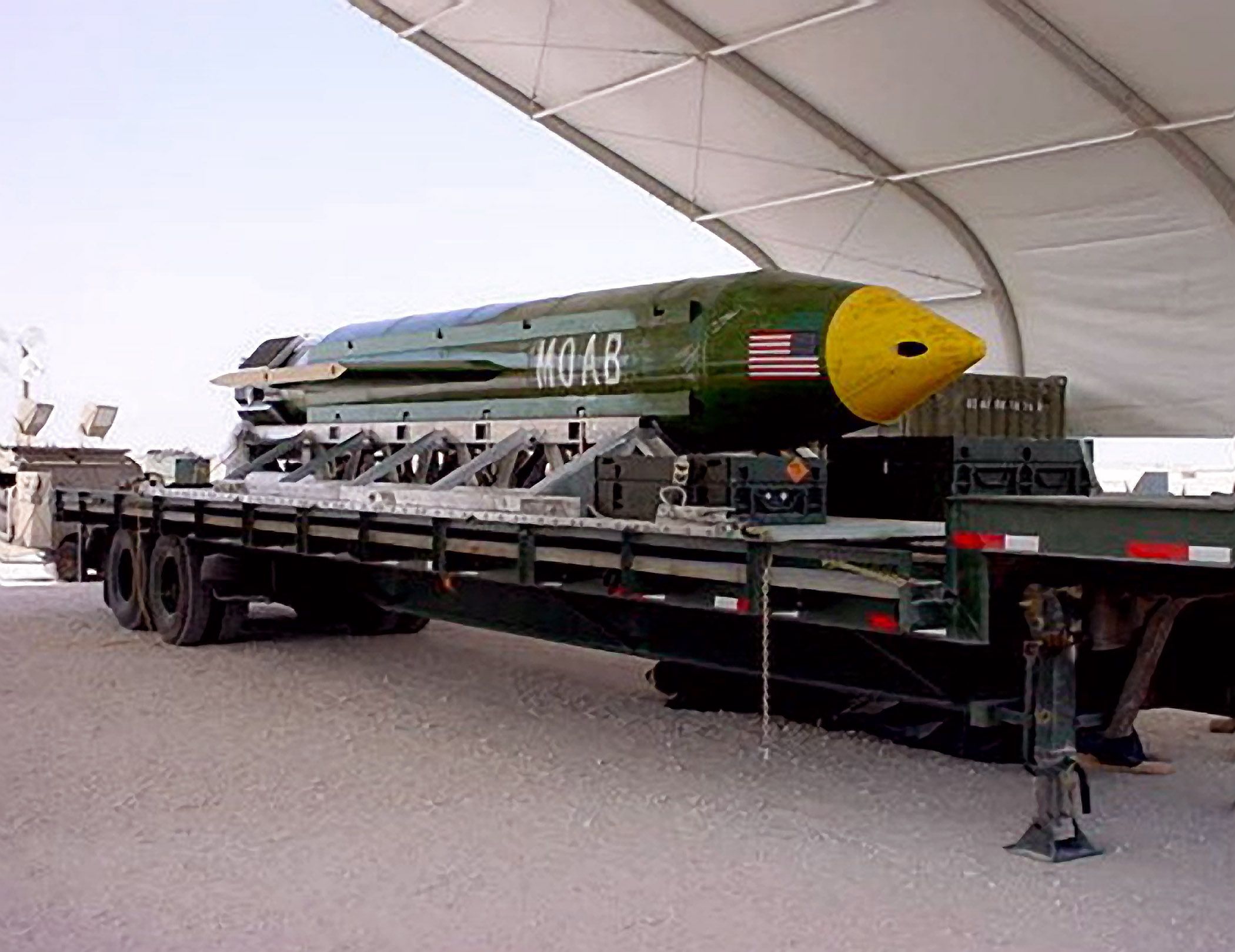 Есть бомба сильнее. GBU-43/B massive Ordnance Air Blast. GBU-43/B Moab. Взрыв GBU-43/B Moab. GBU-22 бомба.