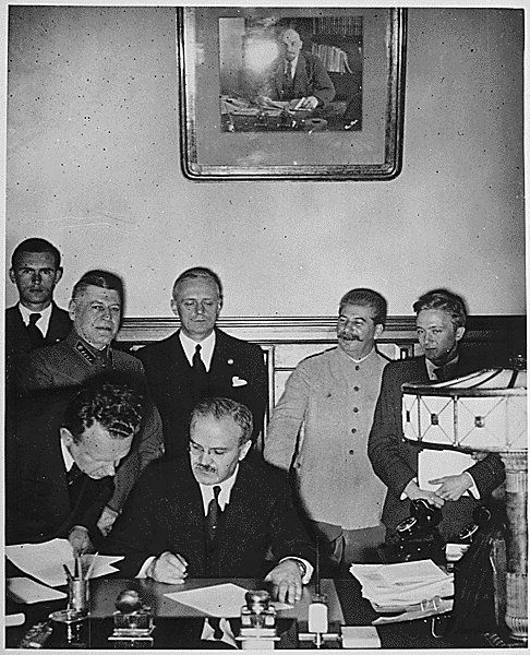 Molotow signs the Hitler - Stalin Pact, behind it v. Ribbentrop, right behi