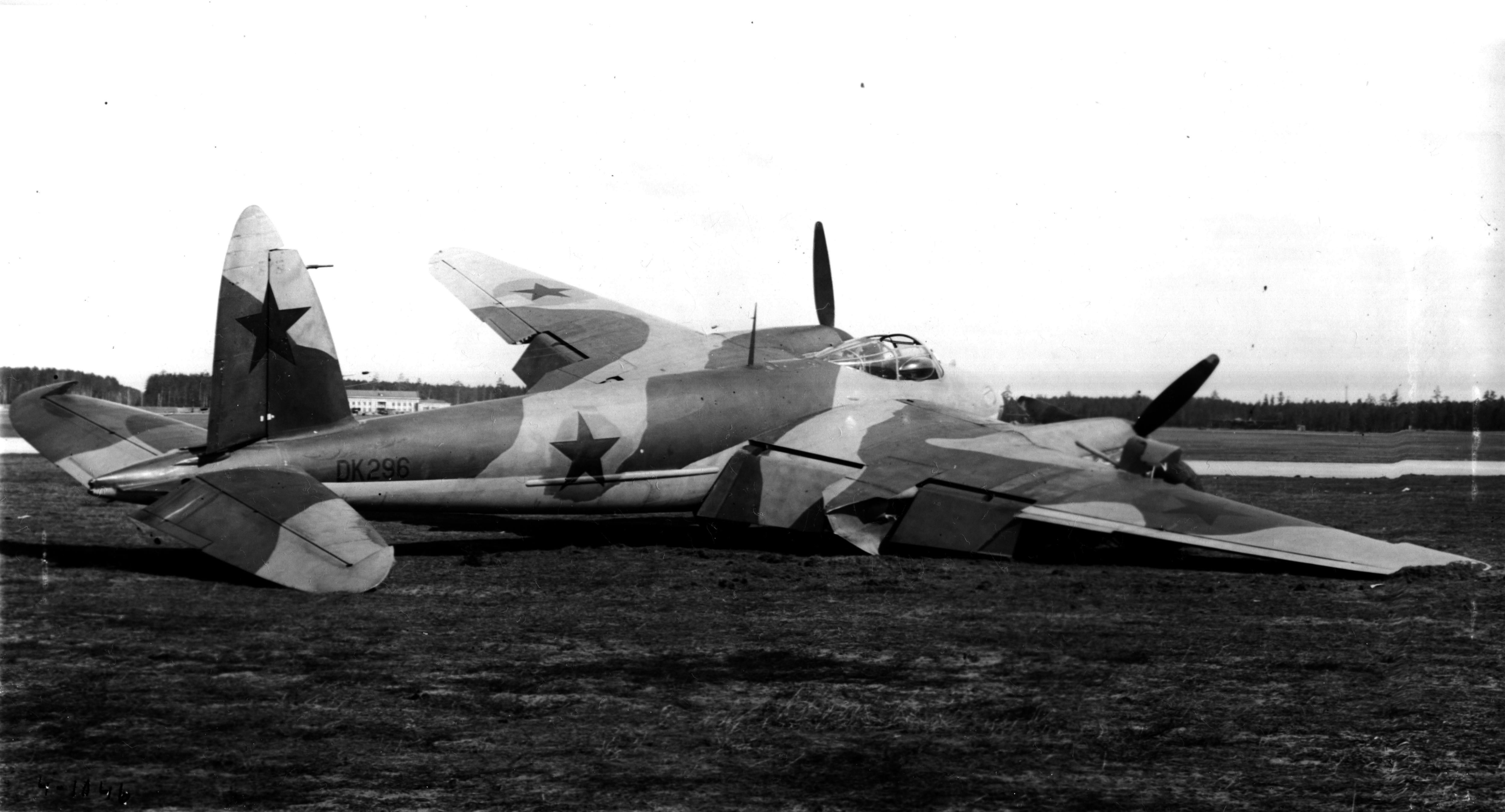 Mosquito_Mk_IV_DK296_at_the_Soviet_research_institute_on_15th_May_1944