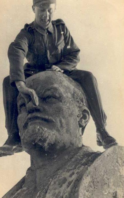 Nazi gives Lenin 'the long nose'