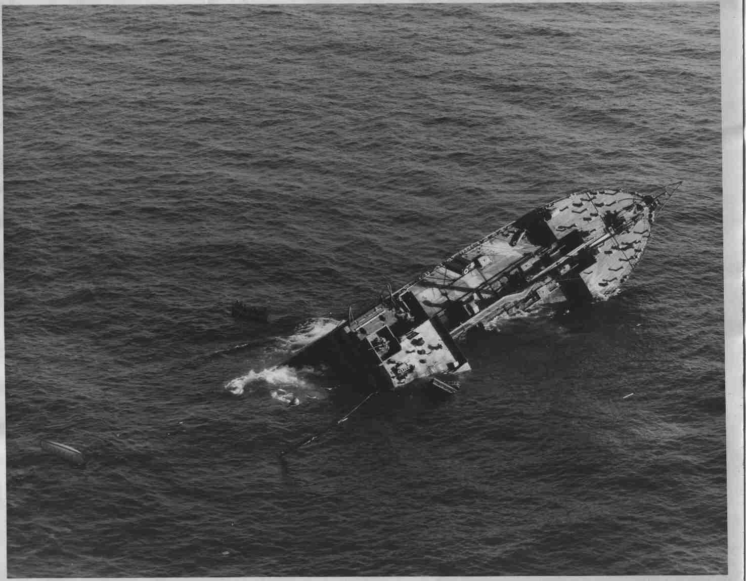 Oil_tanker_sunk_by_German_U-Boats_off_the_Virginia_coast_1942