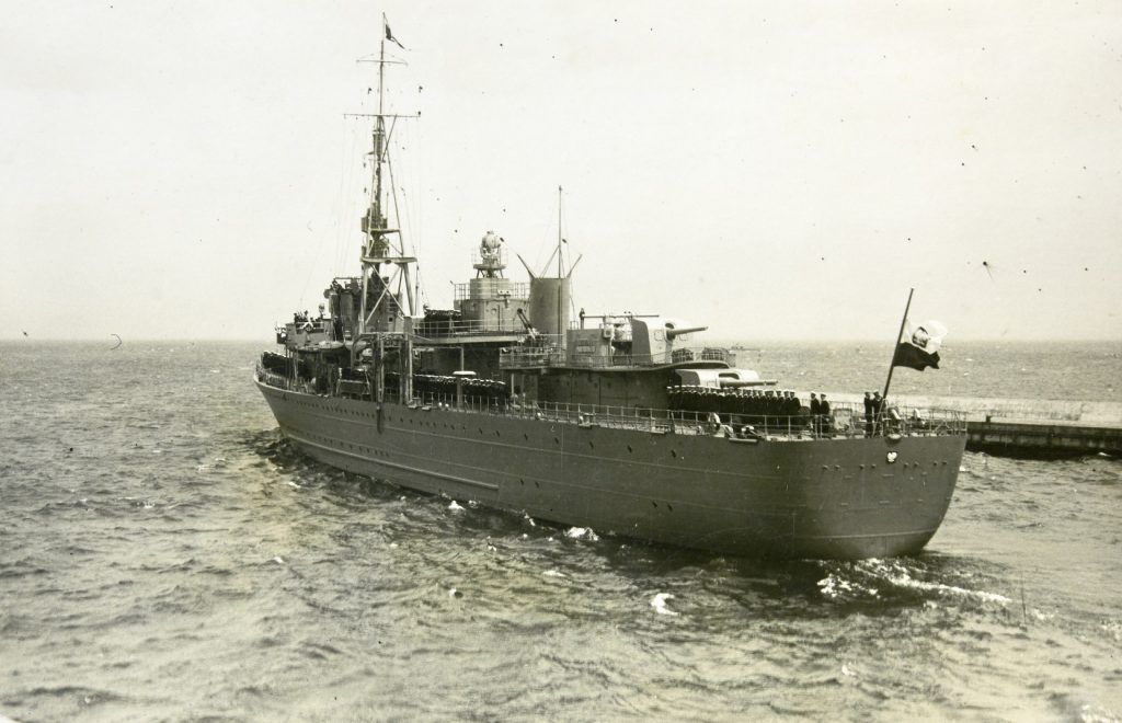 ORP Gryf leaving harbour in 30'