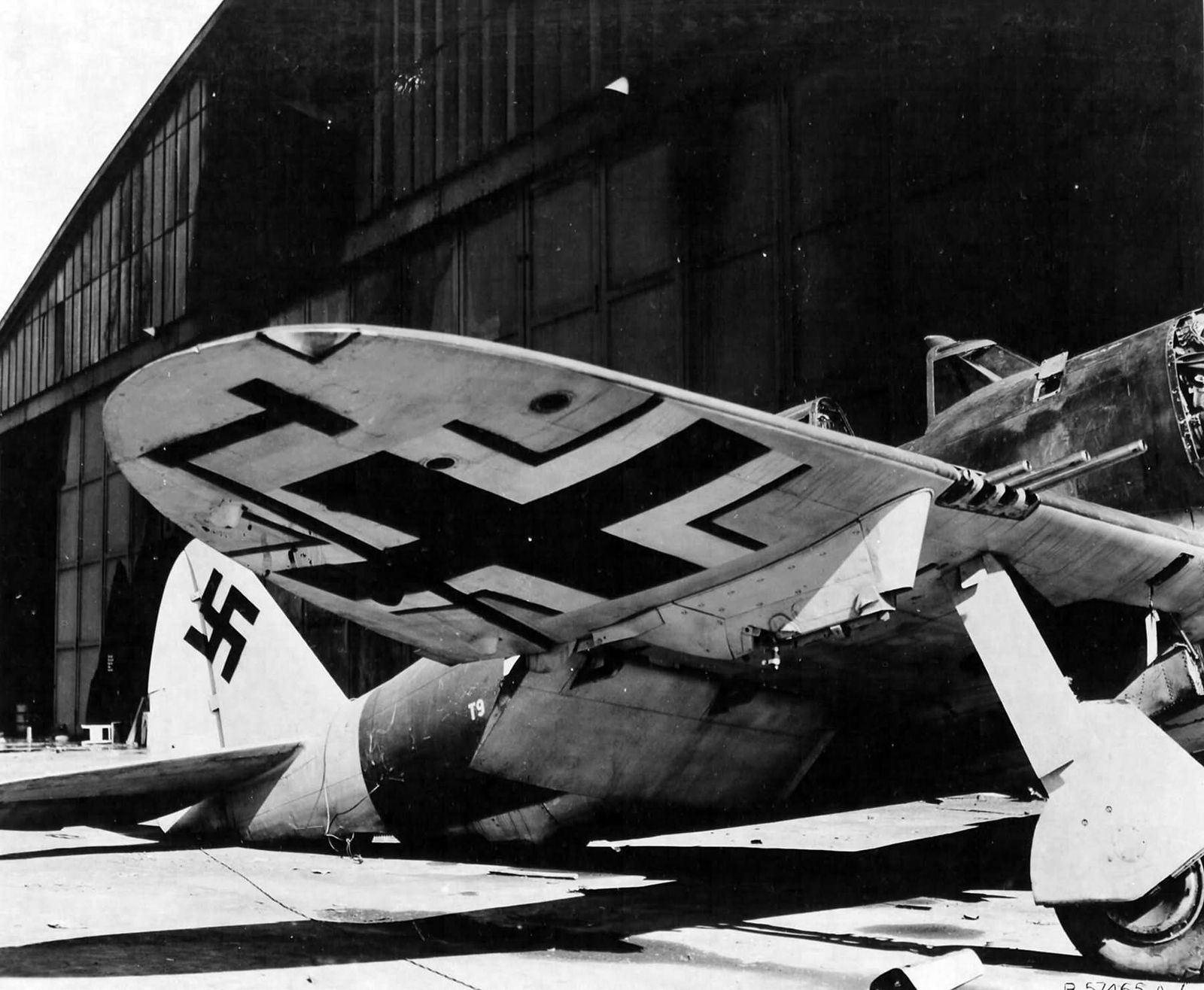 P-47 Serial 42-75971 T9+LK, Gottingen,Germany 1945