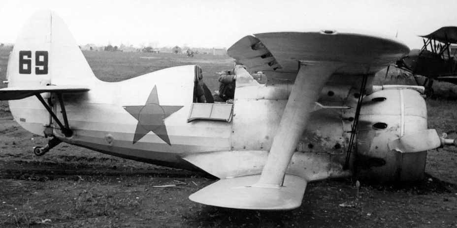 Polikarpov I-153 "Black 69" damaged, 148 IAP,  1941 (1)