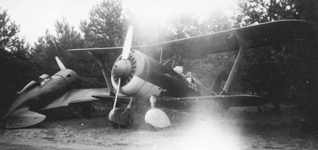 Polikarpov I-15bis and I-16 captured in 1941