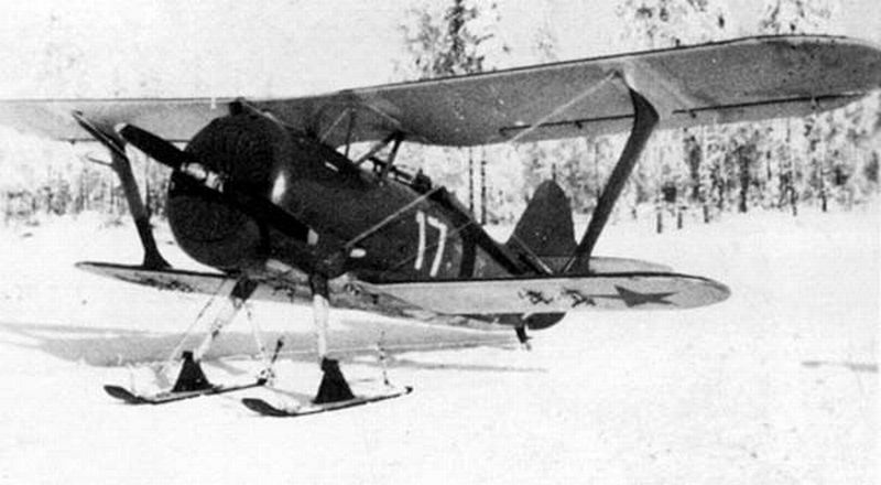 Polikarpov I-15bis "White 17" on skis