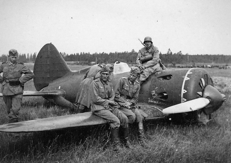 Polikarpov I-16 examined by Germans