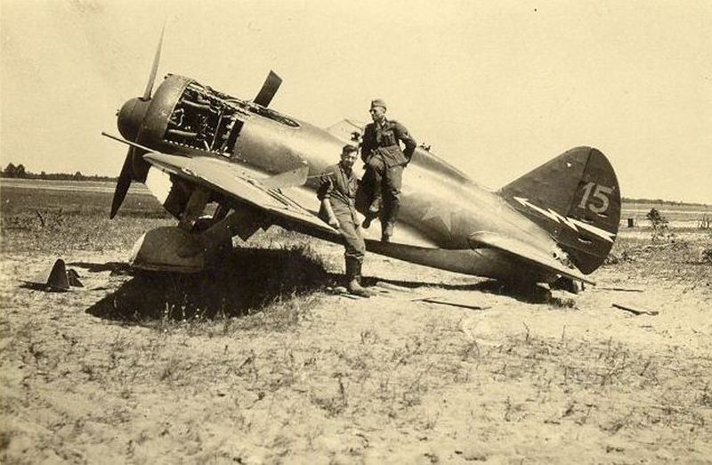 Polikarpov I-16 "Red 15"