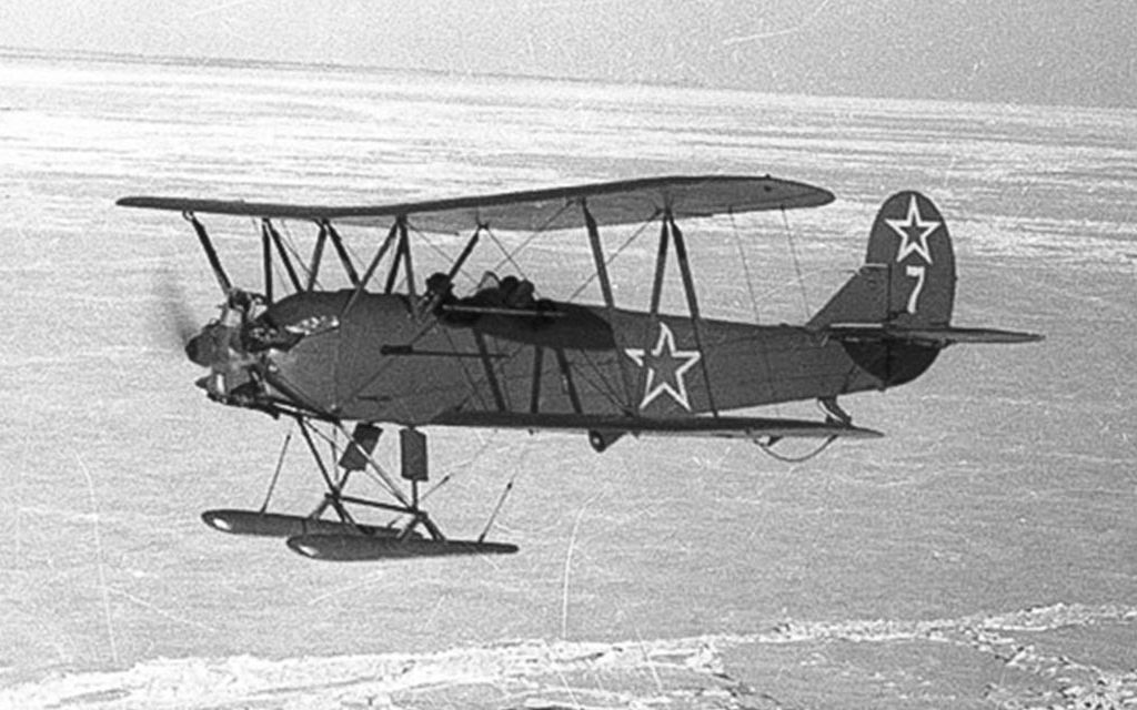 Polikarpov Po-2 (U-2) "White 7" on skis