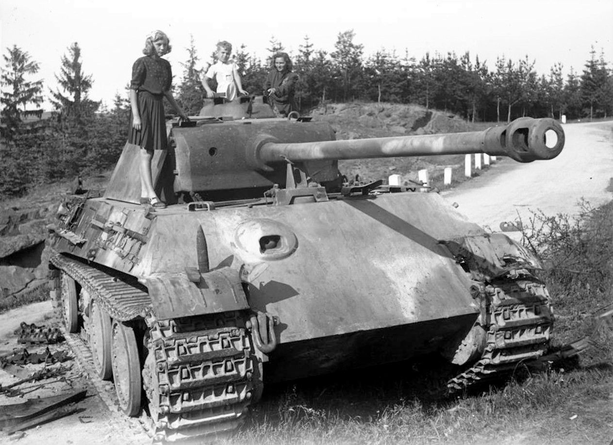 Танк пантера вермахта. Немецкий танк пантера второй мировой. Panther v Ausf g 1945. Пантера танк 2 мировая.