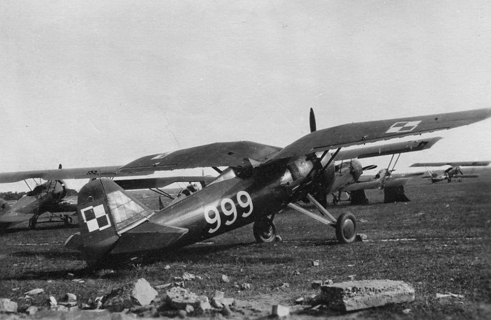 PZL P-7a "White  999", serial 6.11, the code letter " black U", Dęblin airfield, 1939 (2)