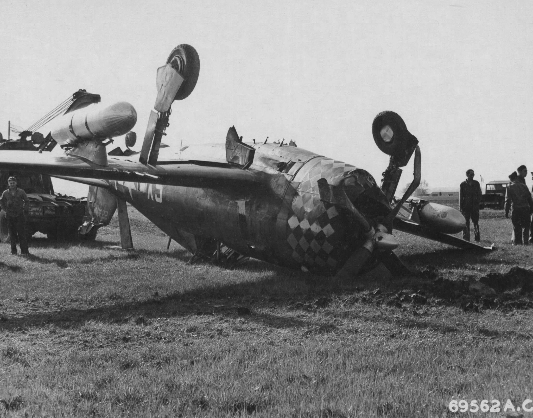 Republic_P-47_d-2-RE_Thunderbolt_serial_42-8390