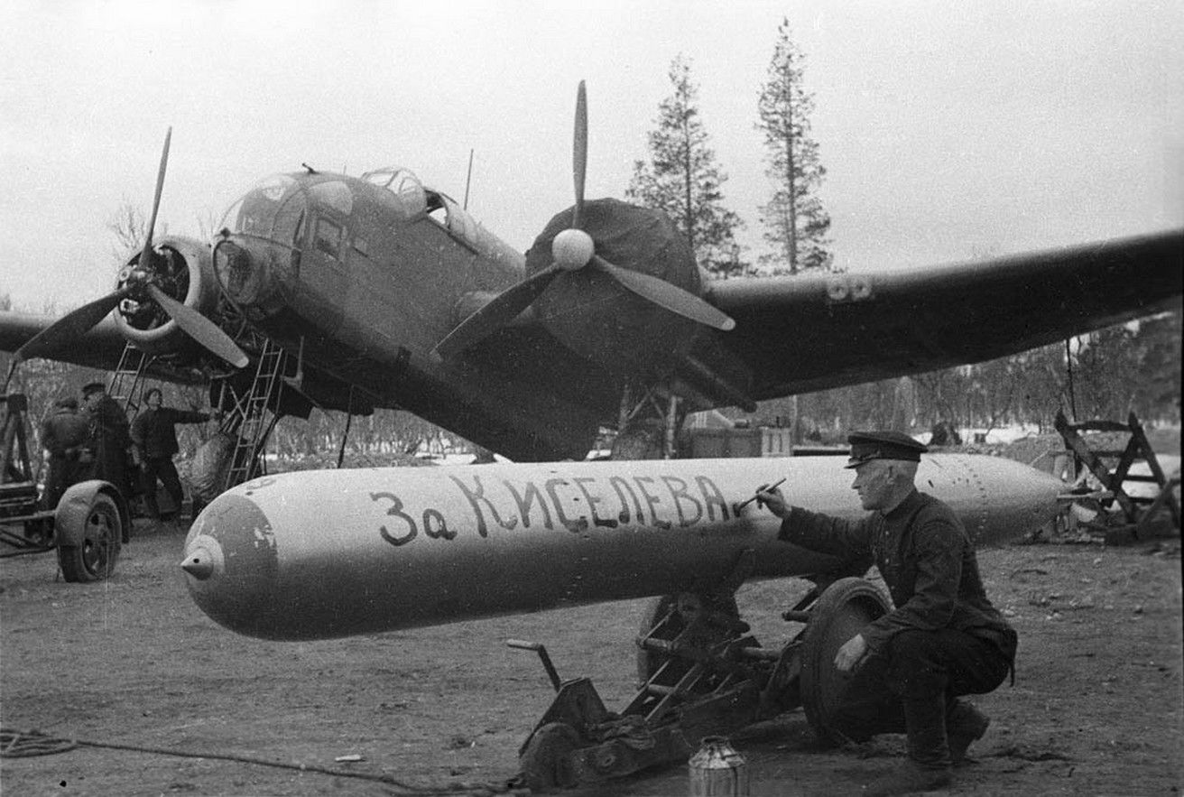 Russian_lend_lease_Hampden_TB-1_Torpedo_bomber_in_1943