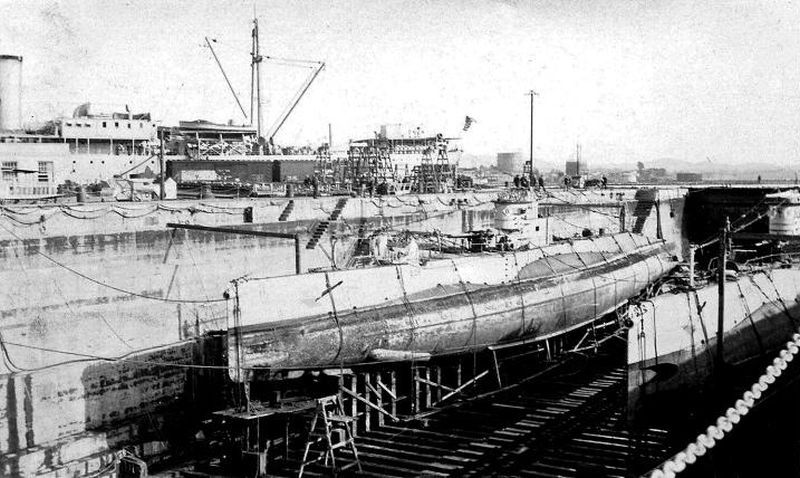 S-25 ( SS-130, the future ORP Jastrząb ) at a drydock