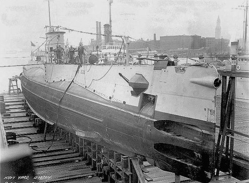 S-25 ( SS-130, the future ORP Jastrząb ) at Boston shipyard