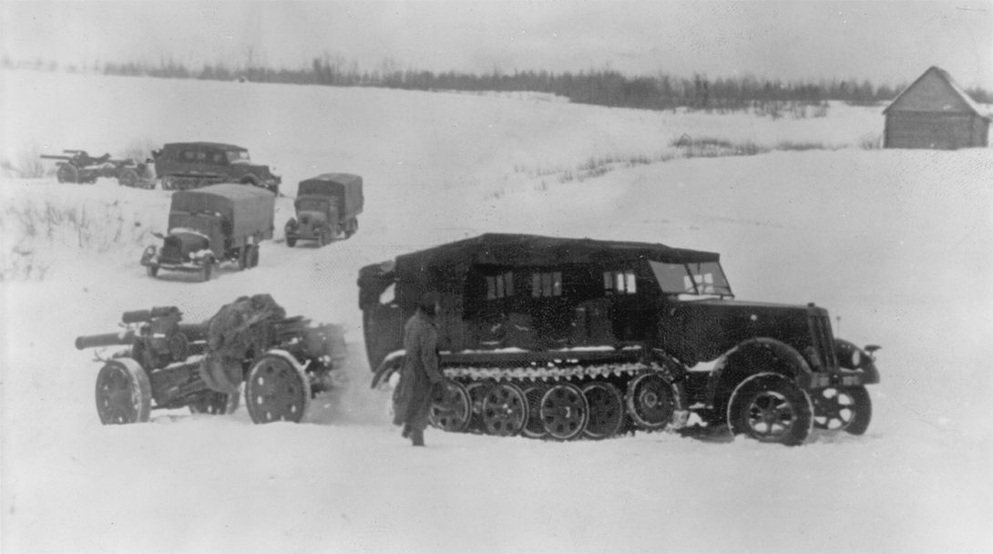 Sd.Kfz.7 prime mover hauling 150mm sFH howitzer, 1941
