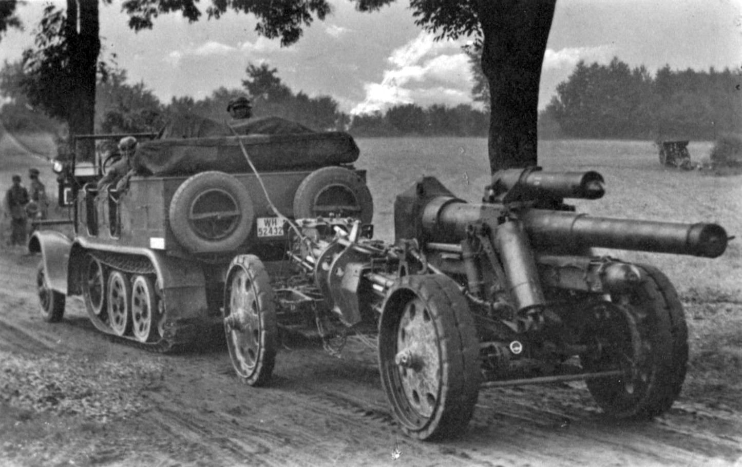 Sd.Kfz.7 tug with a 150 mm sFH 18 heavy howitzer, Russia 1943