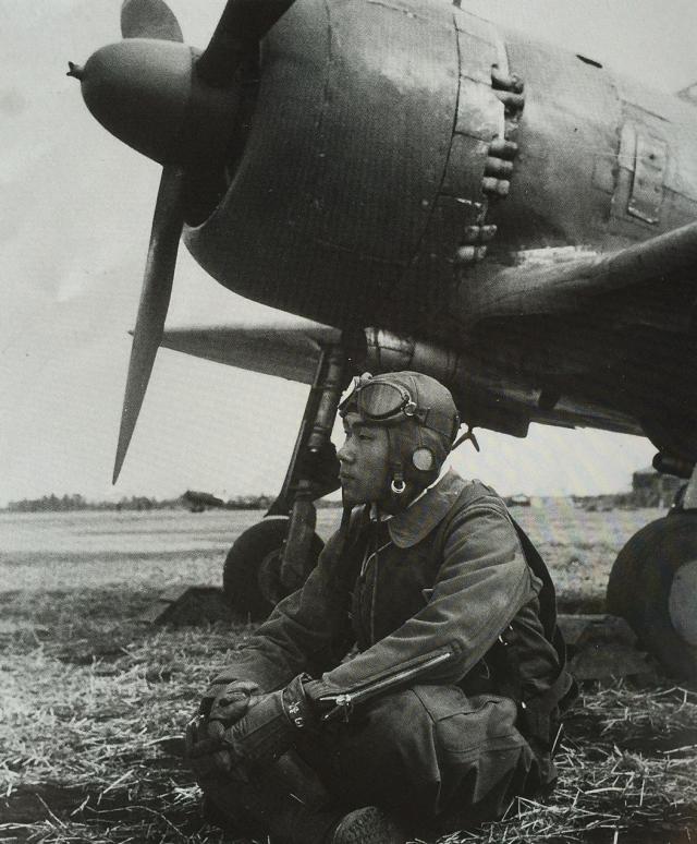 Sergeant Abe Seigunso next to a Ki-43-IIIa