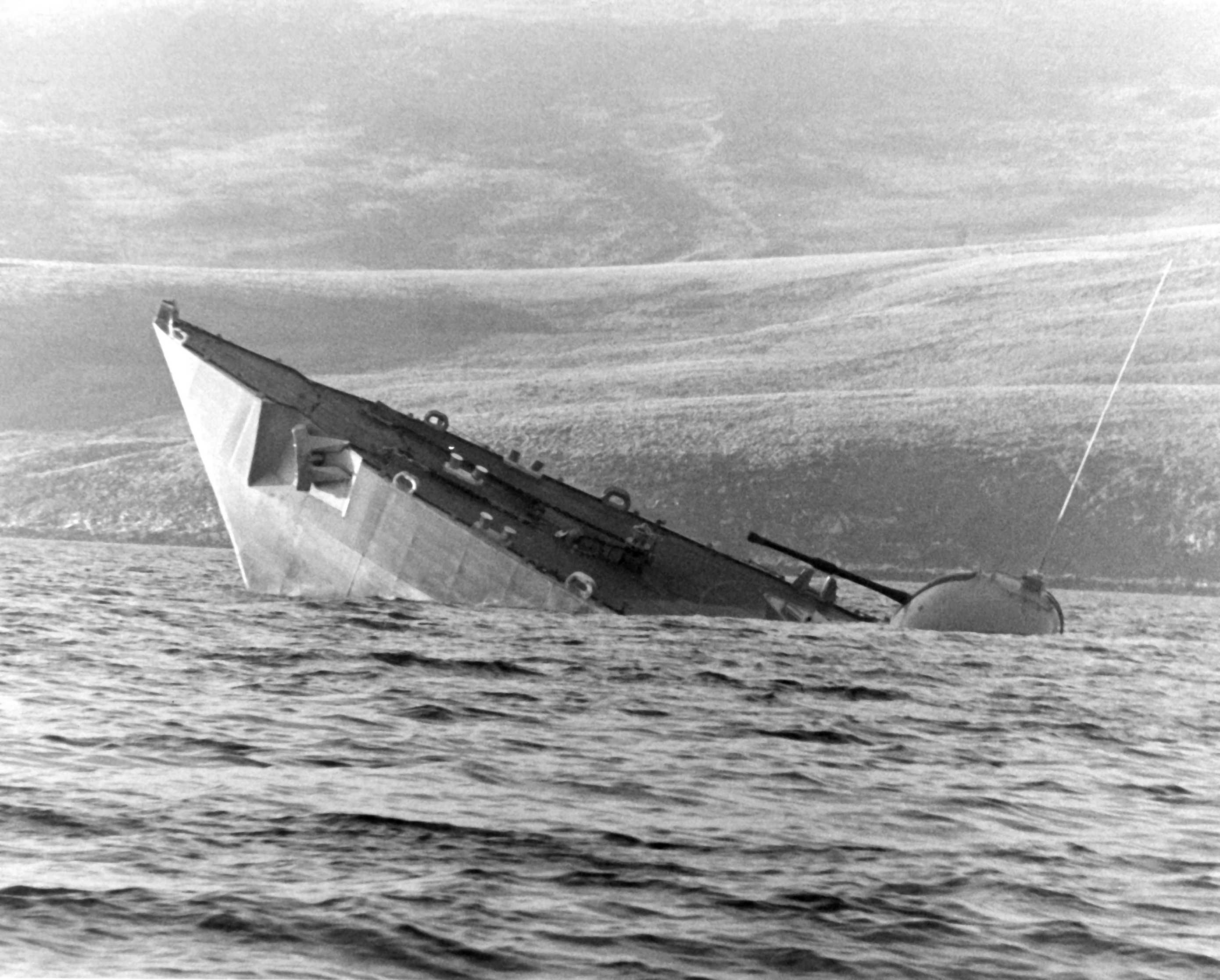 Ship_Sinking_Falklands_Islands_War_HMS_Antelope