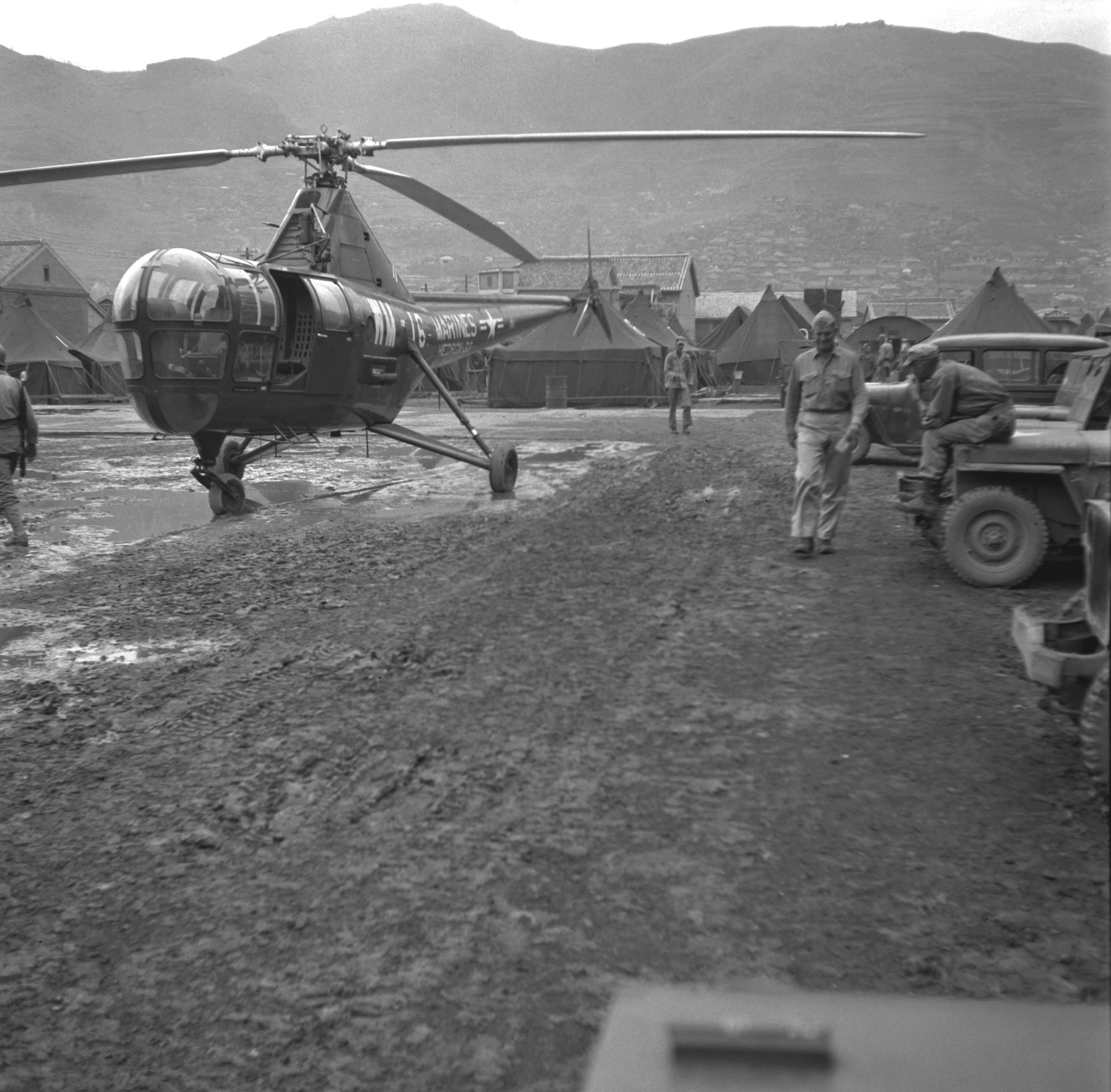 Sikorsky_HO-3S_3_of_VMO-6_at_Inchon1950