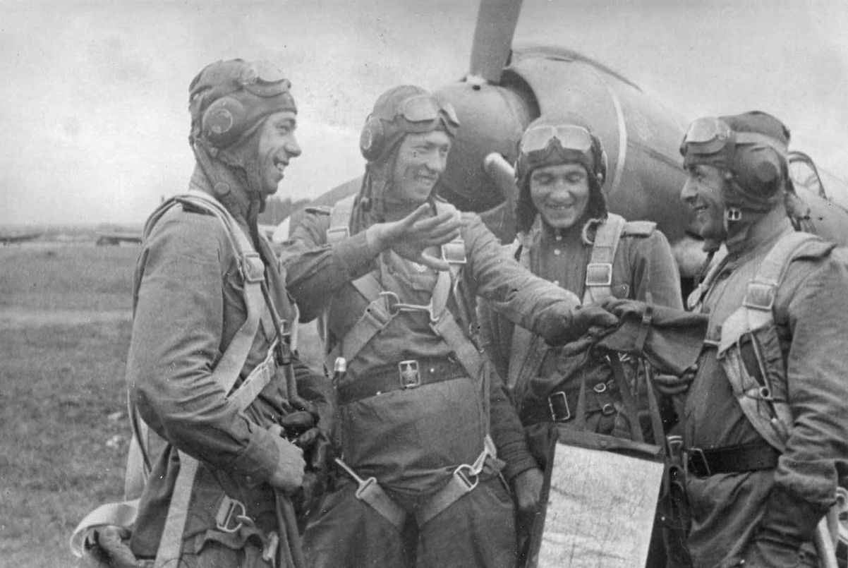 Soviet fighter pilots and La-5FN