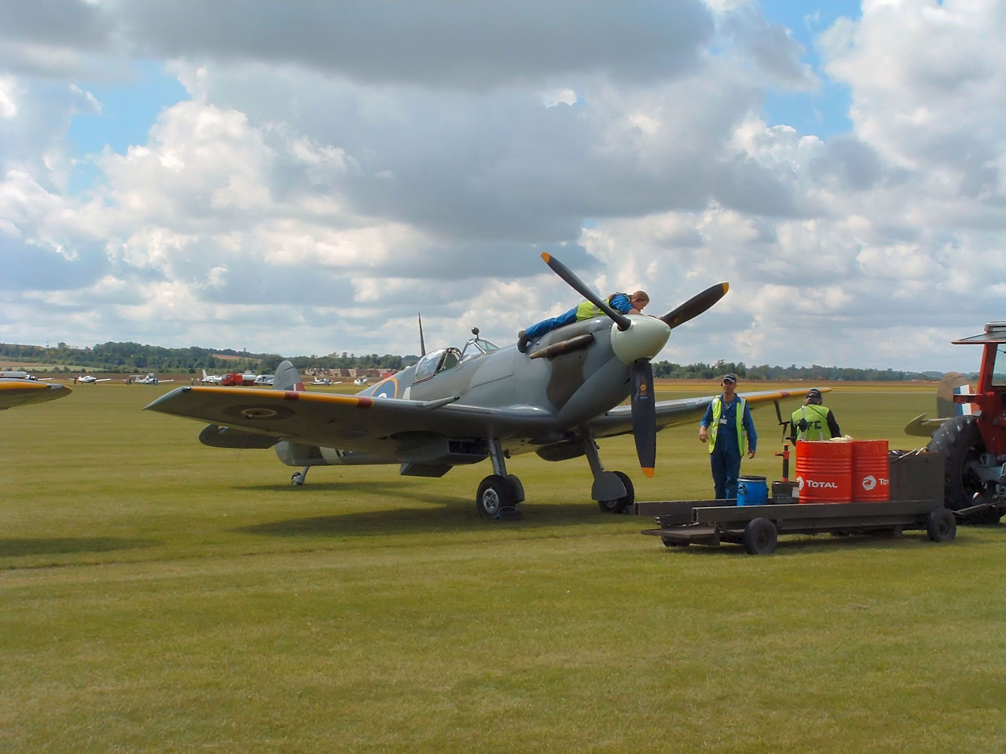 Spitfire_maintainance_col_