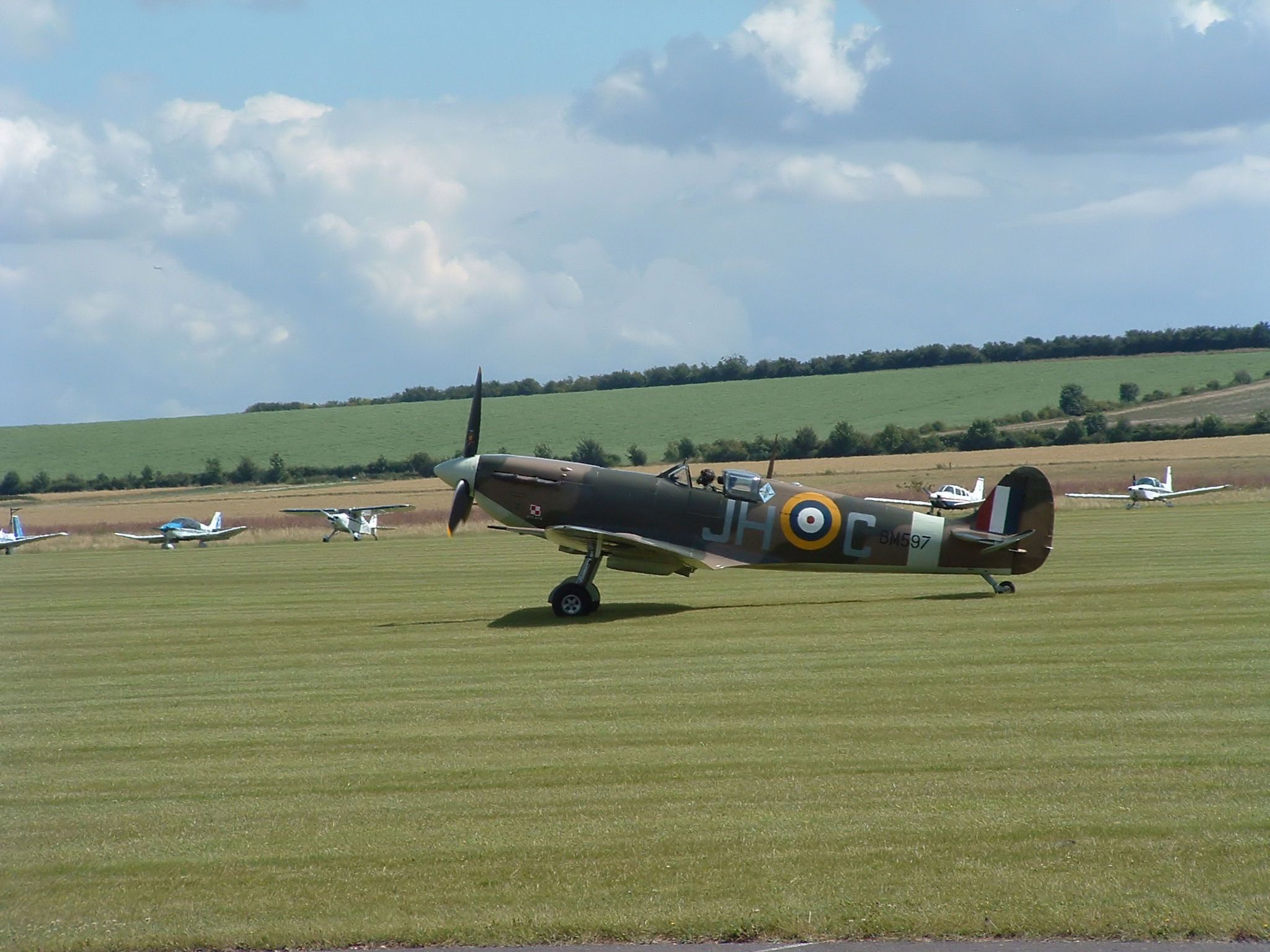 Spitfire_taxying_in-2_col_