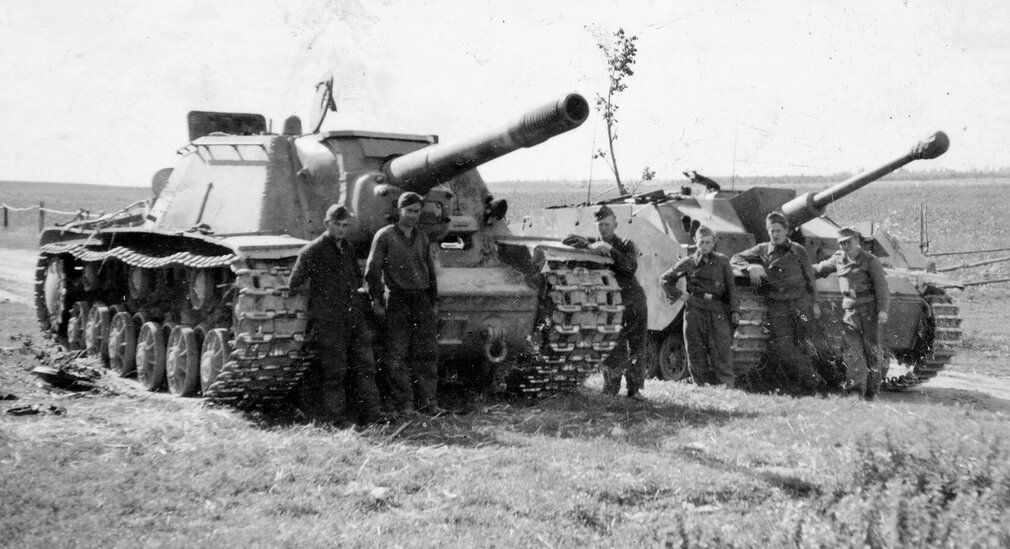 StuG III Ausf G and a SU-152 knocked out at Kursk, 1943