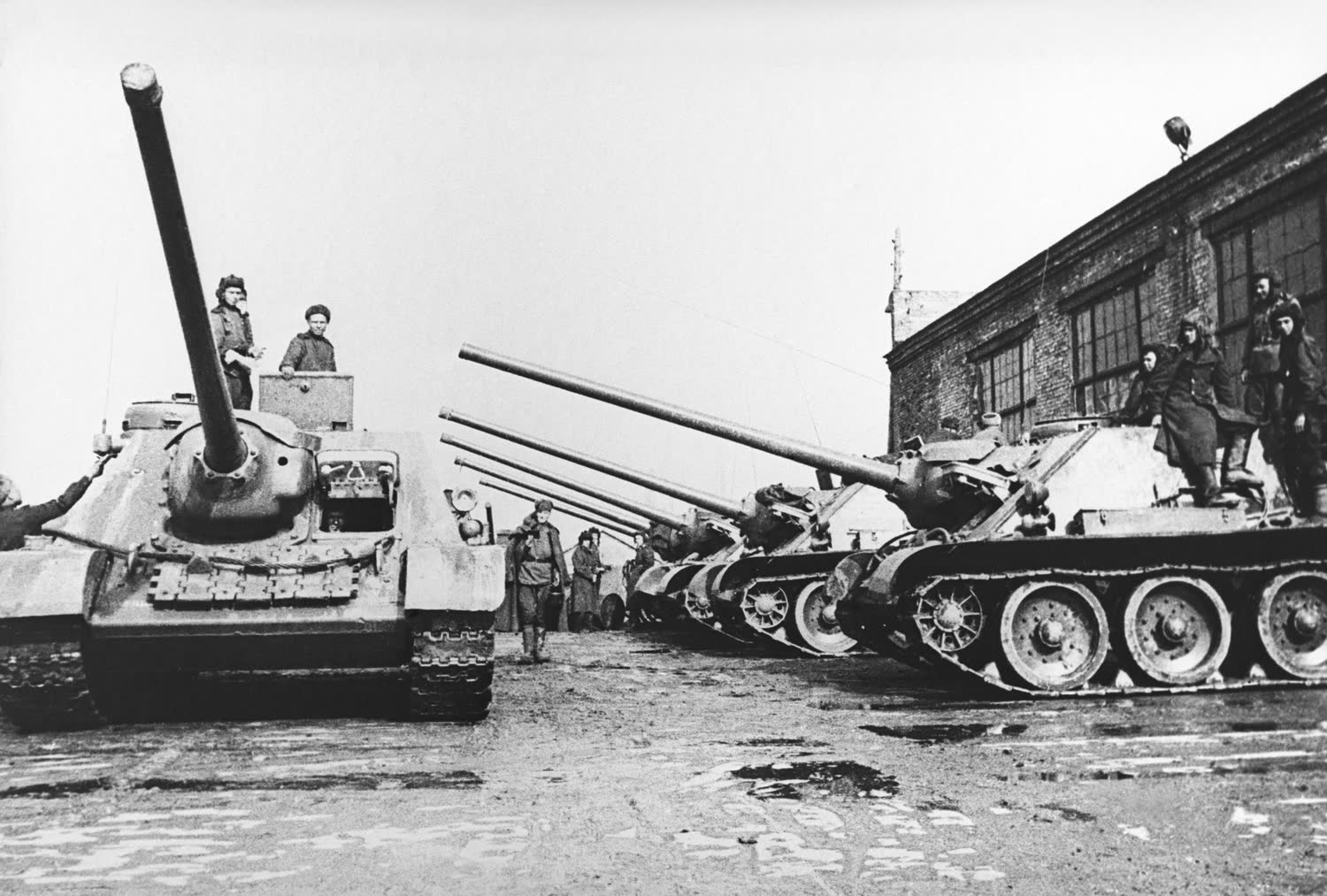 SU-100 at the Uralmash factory, Sverdlovsk , 1944