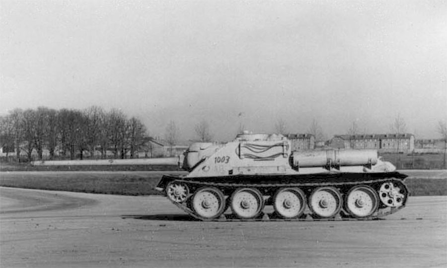 SU-100, the port side view (4)