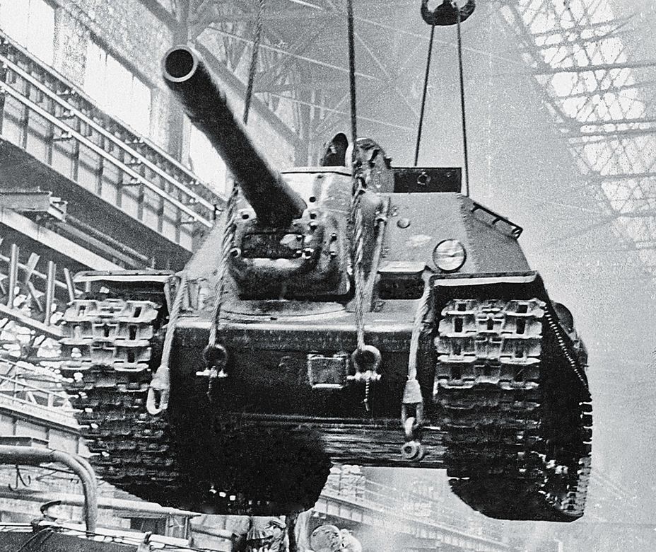 SU-152 at the Kirov factory, Chelyabinsk, 1943