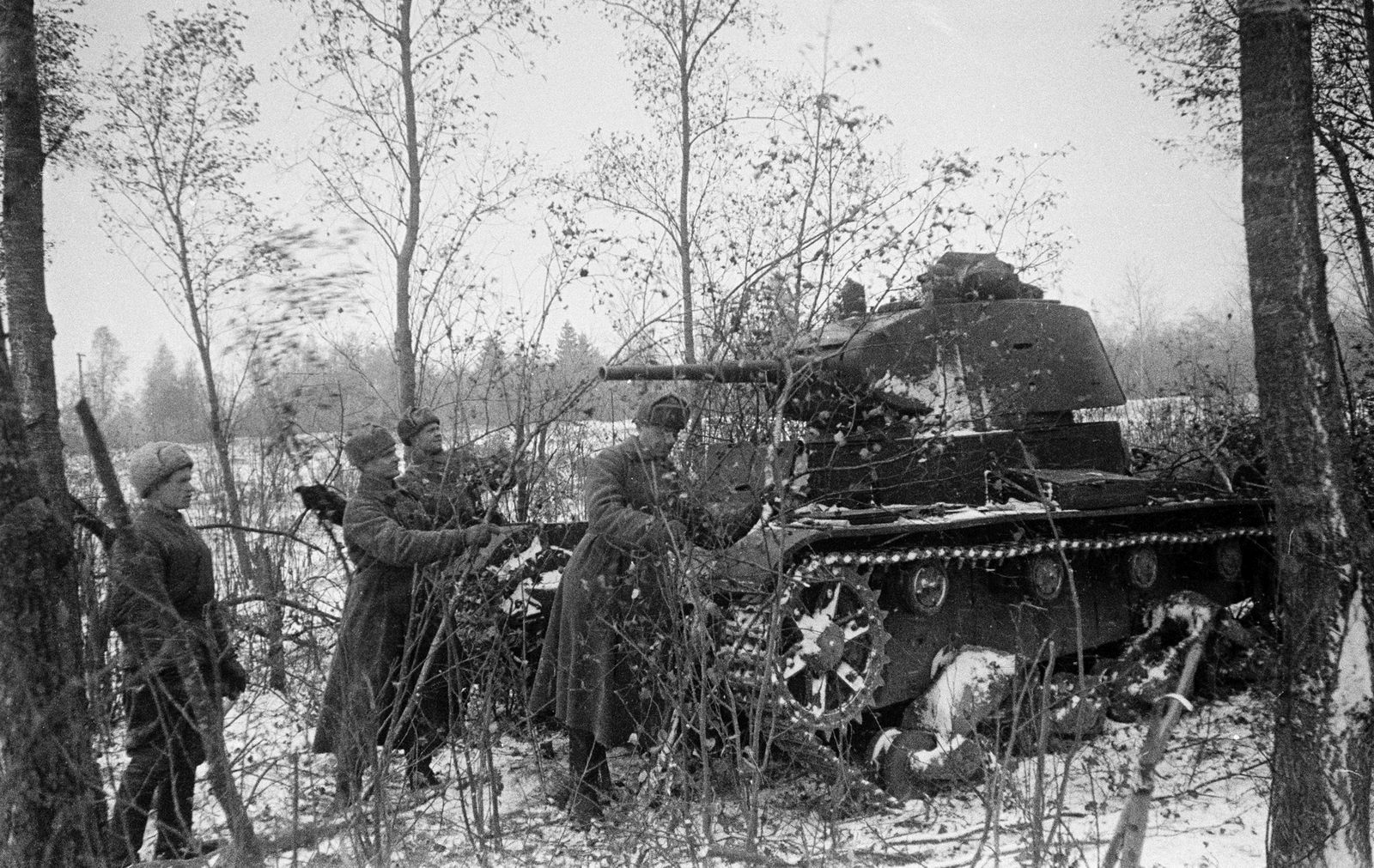 T-26 hidden in woods near Moscow, 1941 (1)