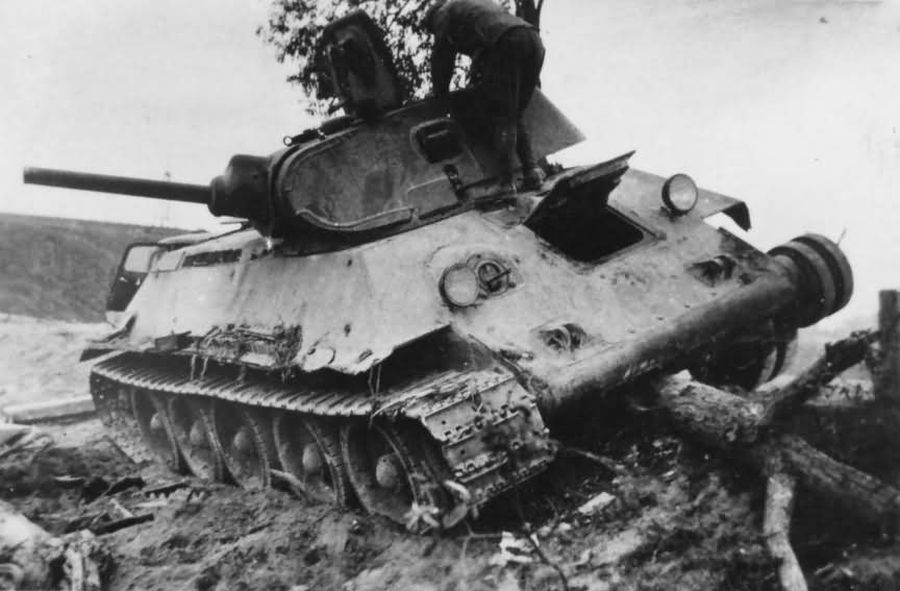 T-34/76 model 1940 damaged in  1941 (2)