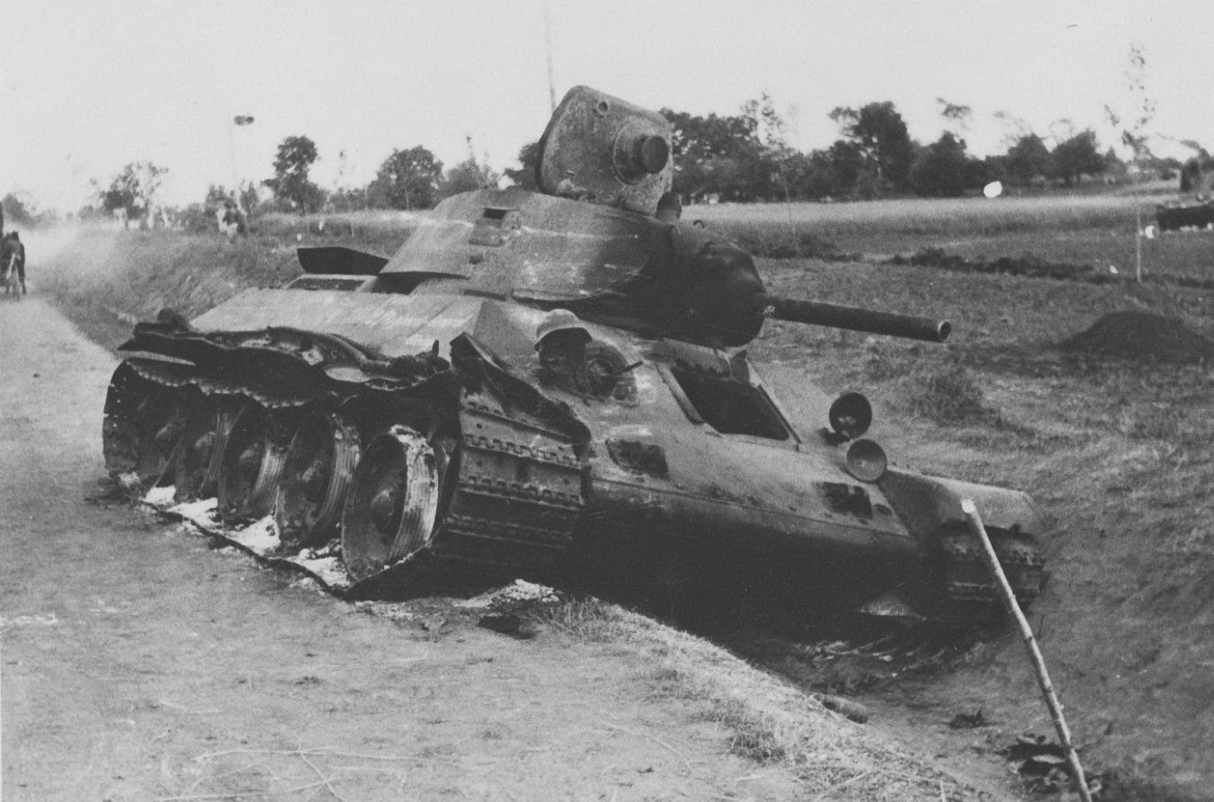 T-34 model 1940 with L-11 gun, 1941 (1)