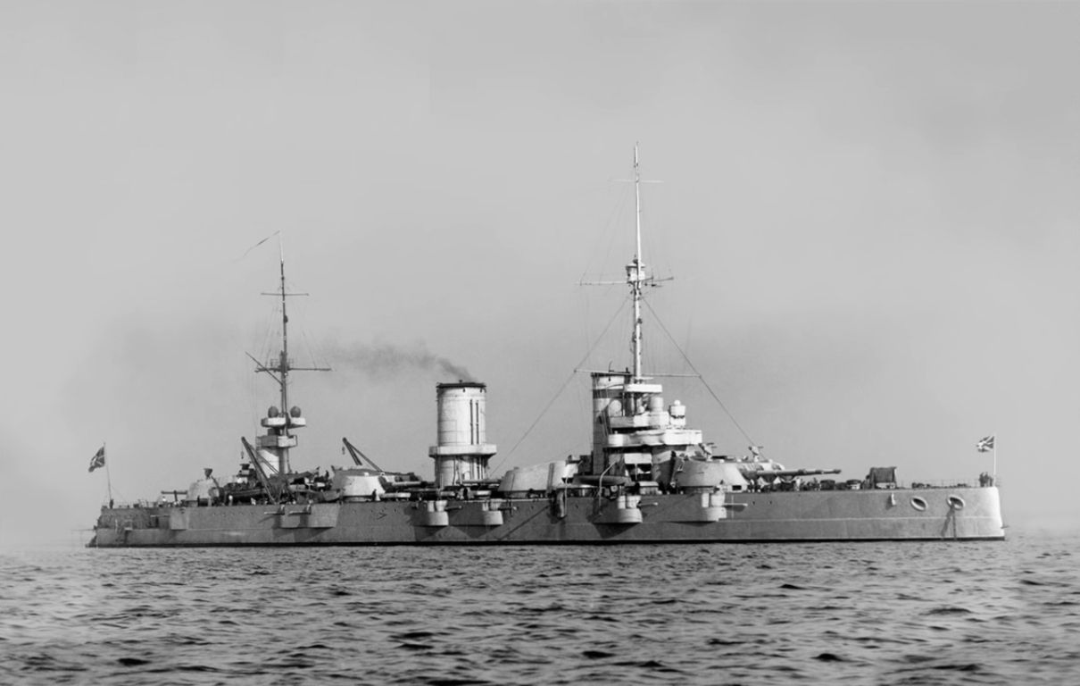 The soviet battleship " Pietropavlovsk "