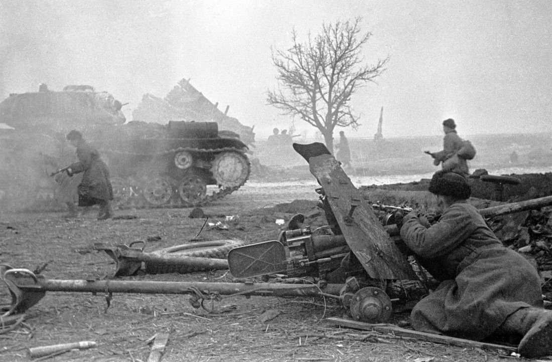 The soviet infantry and KV-85 heavy tank near Warsaw, Poland, January 1945